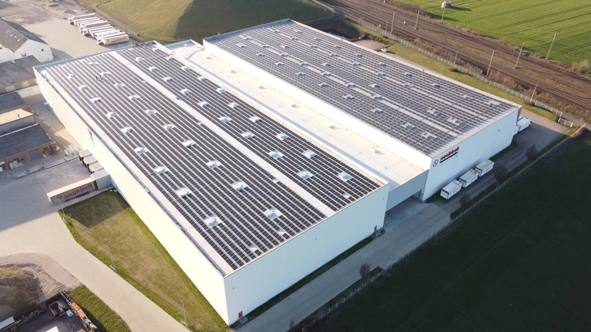Luftaufnahme des Neukirch Logistikzentrums mit Photovoltaik-Dach und Bahnanbindung in Wunstorf