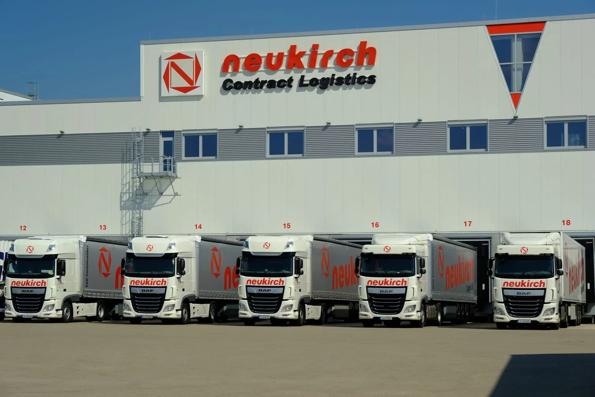 Lkw-Flotte von Neukirch an den Verladerampen der Logistikhalle in Wunstorf