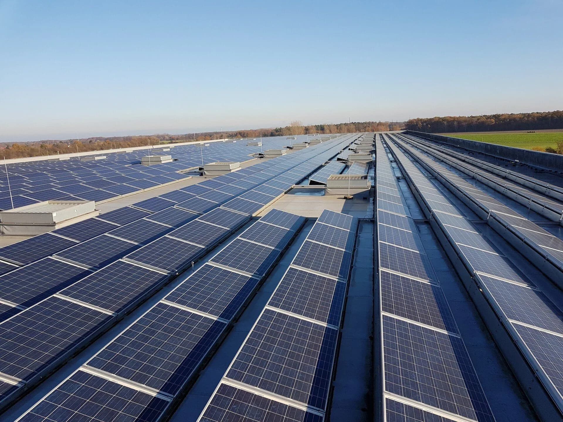 Photovoltaik-Anlage auf einem Dach bei Neukirch Spedition & Logistik