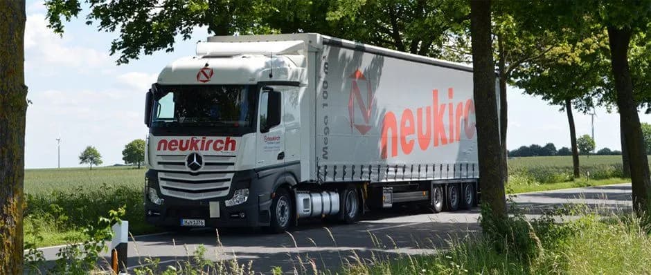 Neukirch Sattelzug vor grünem Hintergrund